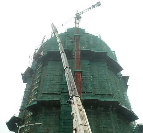 带岭吊车在工地上作业